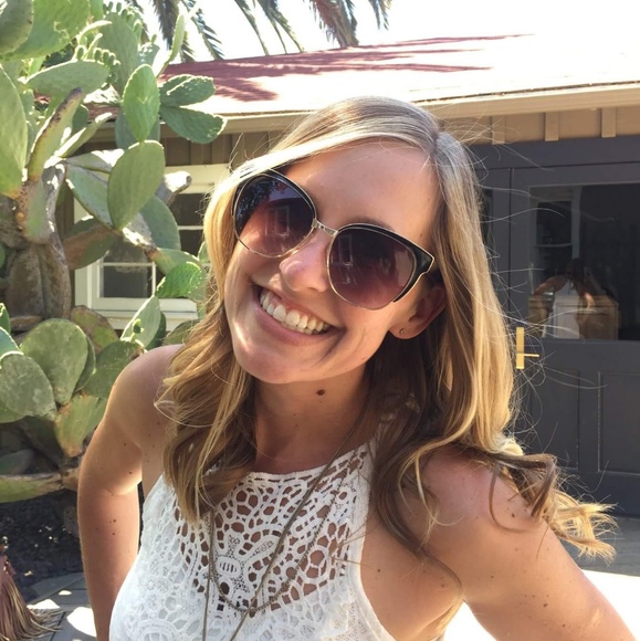 Meet your Posher, Jennifer - Picture 1 of 1